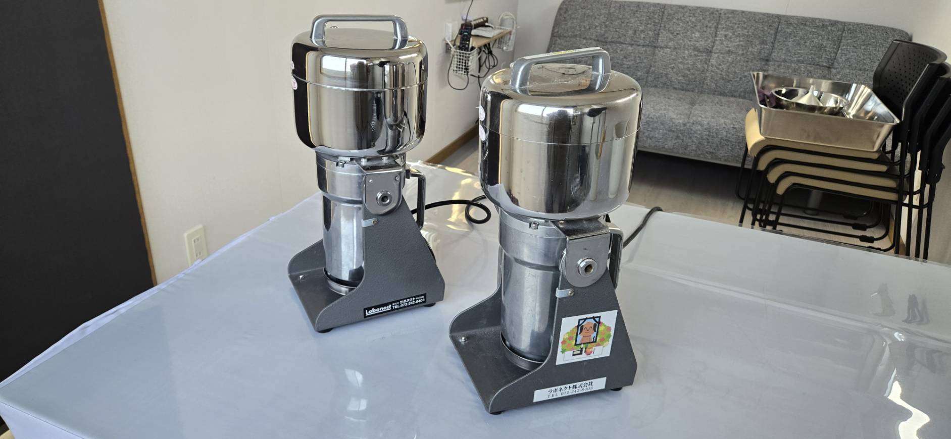 ペット用粉骨機(右)と通常の粉骨機(左)